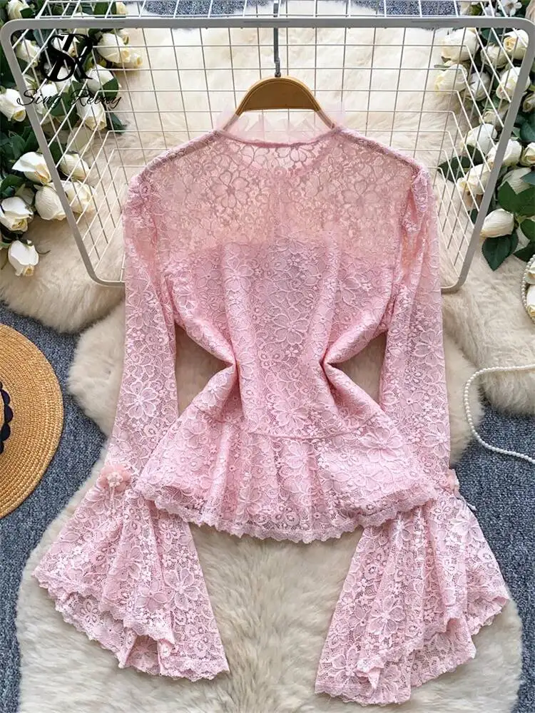 เสื้อเชิ้ตผู้หญิงแขนยาวทรงบานไม่สมมาตร คอทรงโอ ประดับลูกปัดหรูหรา ผ้าซีทรูลายดอกไม้ 3 มิติ เซ็กซี่  ผ้าลูกไม้ทรงเข้ารูป สวยสง่า