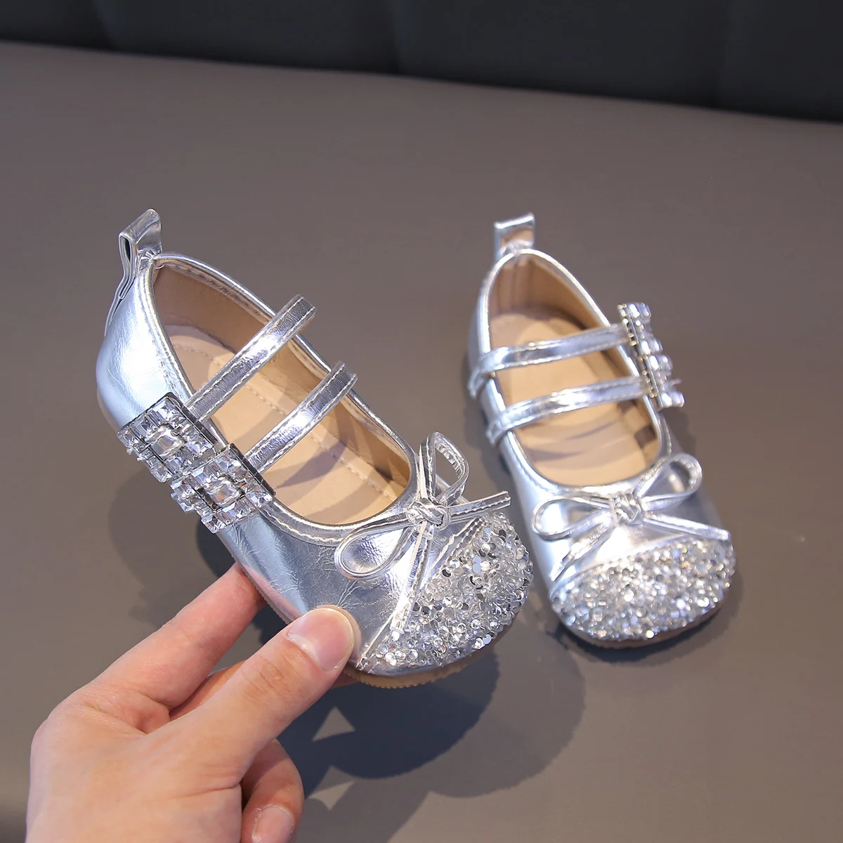 

Girls Dance Shoes Shiny Sweet Flats for Kids Princess Leather Shoes 2025 Autumn New Children Princess Shoes for Wedding Party