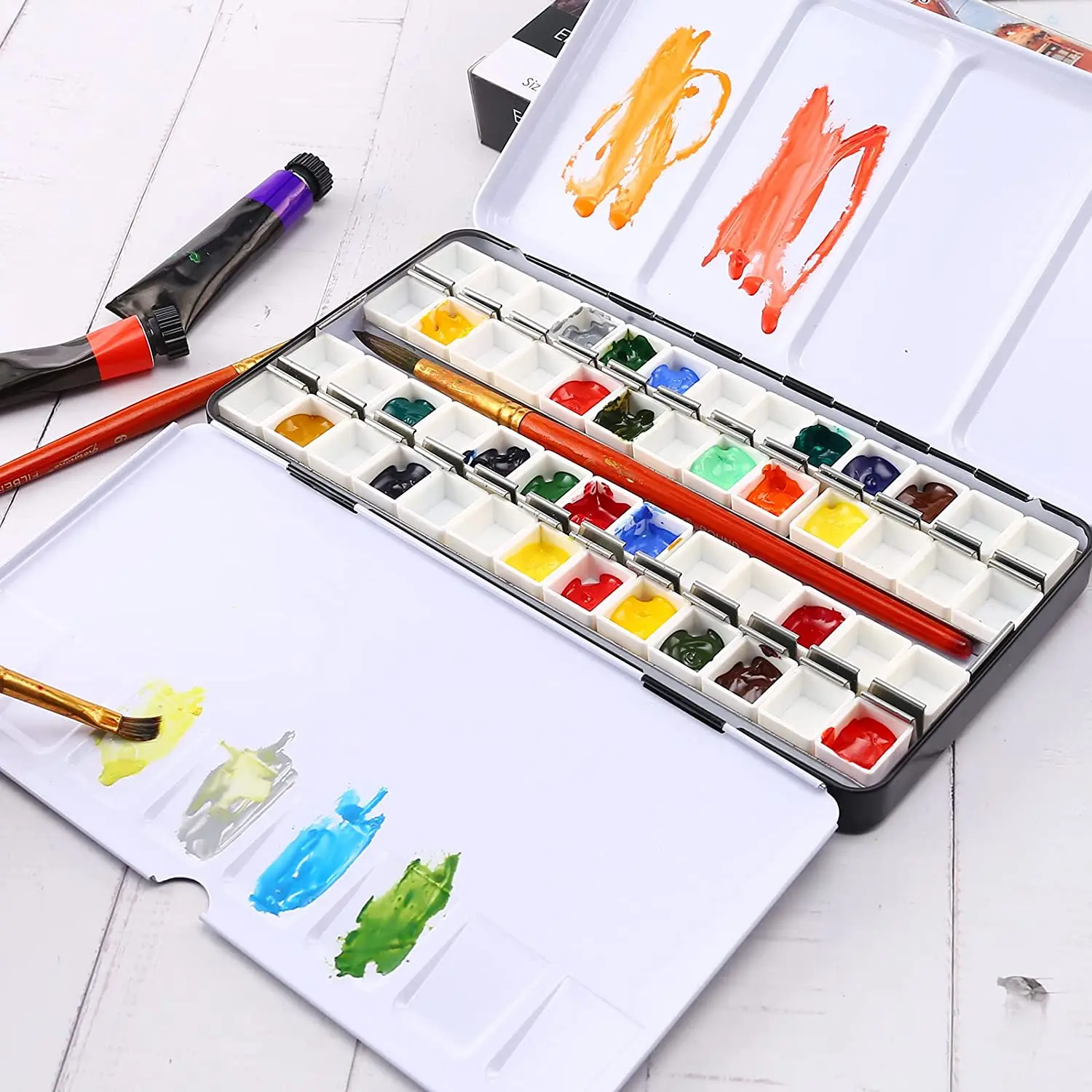 علبة ألوان مائية معدنية من Bview Art مزودة بلوحة قابلة للطي ، لوحة ألوان مائية كبيرة مع 52 مقلاة نصف ألوان مائية فارغة للفنان