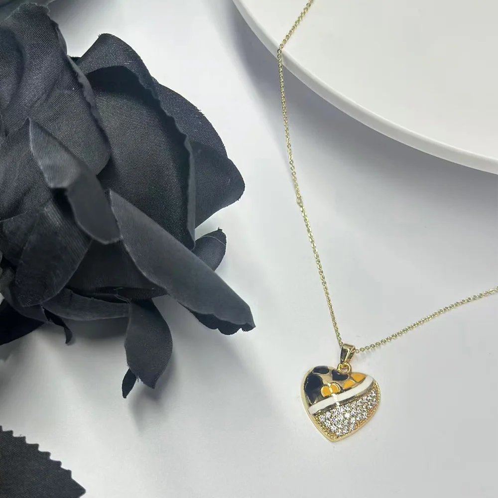 قلادة جديدة على شكل قلب عبر الحدود من أوروبا والولايات المتحدة الأمريكية - ضرب مؤثر على الموضة الفاخرة، قلادة أنيقة على شكل قلب للنساء.