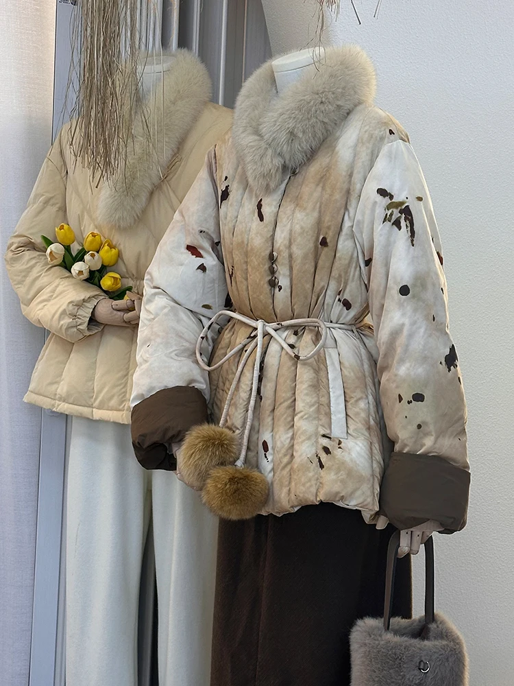 سترة متباينة جديدة على الطراز الصيني برباط على الخصر وياقة من فرو الثعلب الخيالي بتصميم كروي متوسط طويل من ريش البط الأبيض للنساء #3