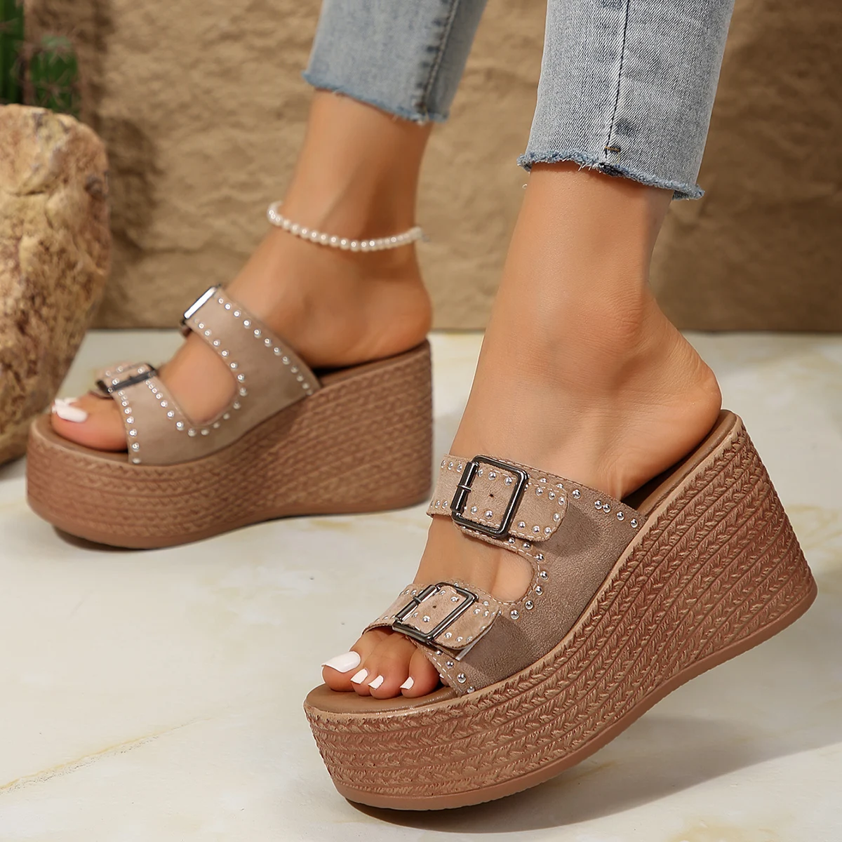 Summer Luxury Wedge-soled Slippers Women Beach Shoes Platform Peep Toe Rivet Buckle Decorate Designer Flat Thick Bottom Sandal