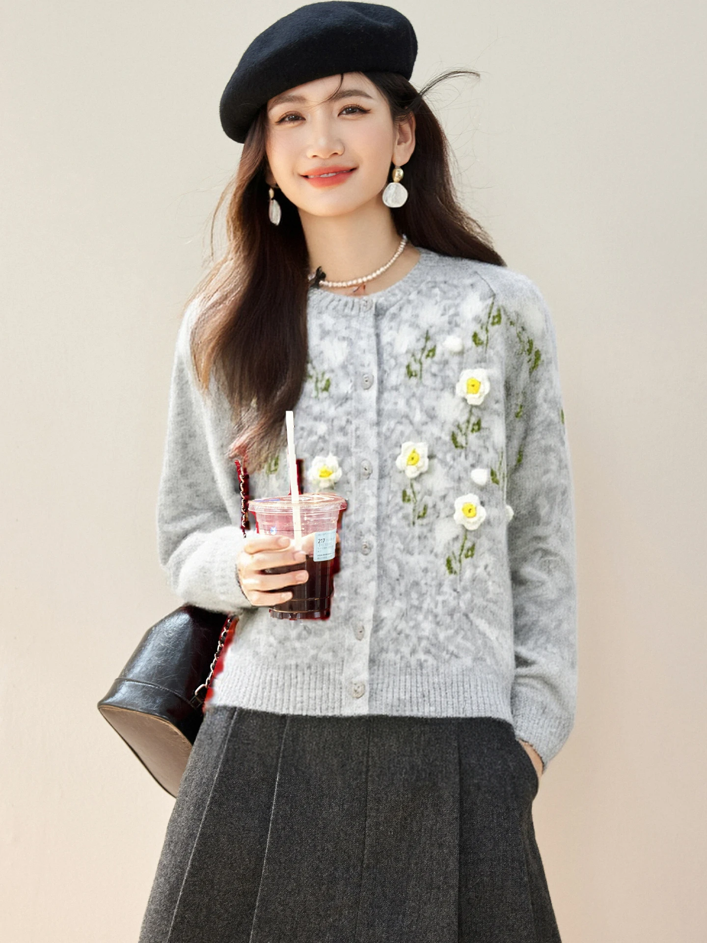 

2025 Нежный стиль, вязаный кардиган с 3d цветами, свитер, толстый мм, тонкий универсальный топ, уменьшающий возраст