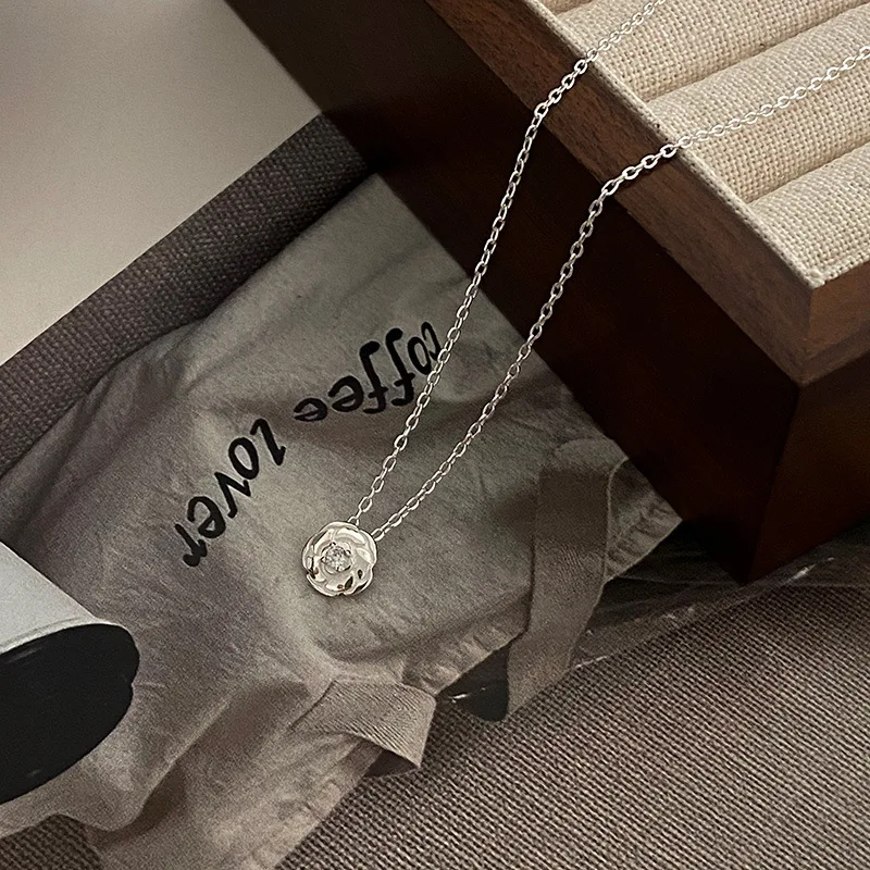 

New women's jewelry s925 pure silver camellia necklace pendant, women's simple and luxurious versatile collarbone necklace acces