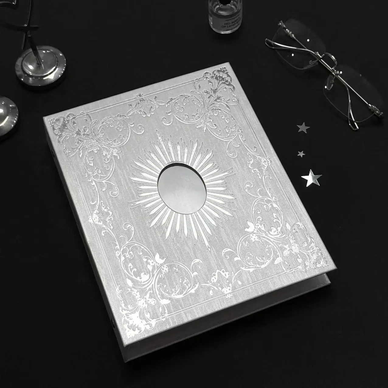 Silver Foil A5 Photo Album with Cut-out Windows, 4-Pocket Display Book for 3x5