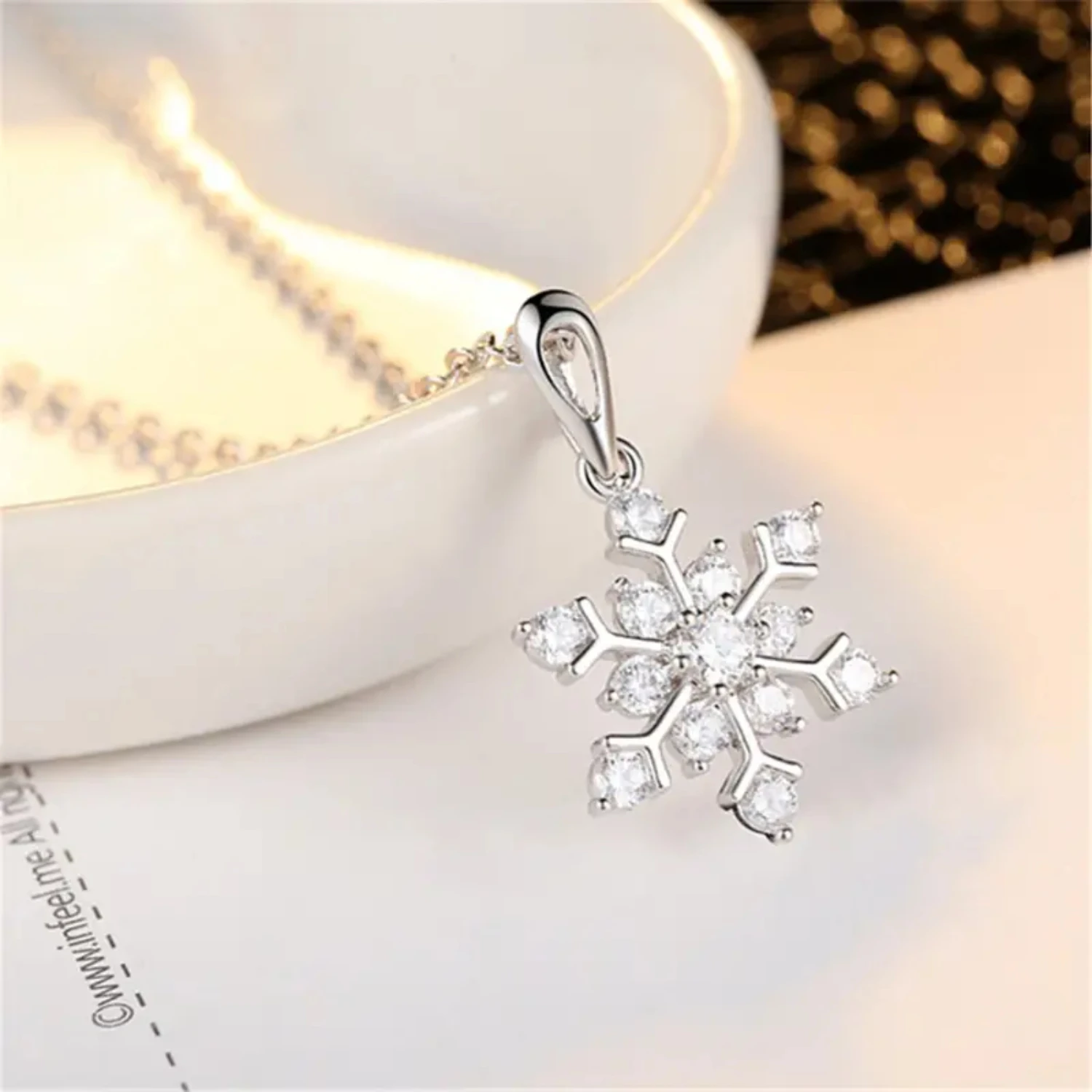 Snowflake Pendant Necklace: Stylish Christmas Jewelry - Ideal Holiday Gift for Women