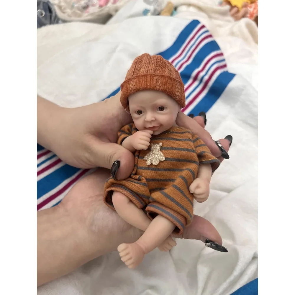 Miniatur-Reborn-Babypuppe, 5,5 Zoll groß, mit braunen Augen, vollständig aus Silikon, realistisches Aussehen, inklusive Kleidung und Zubehör für die Fütterung. – Detail 3