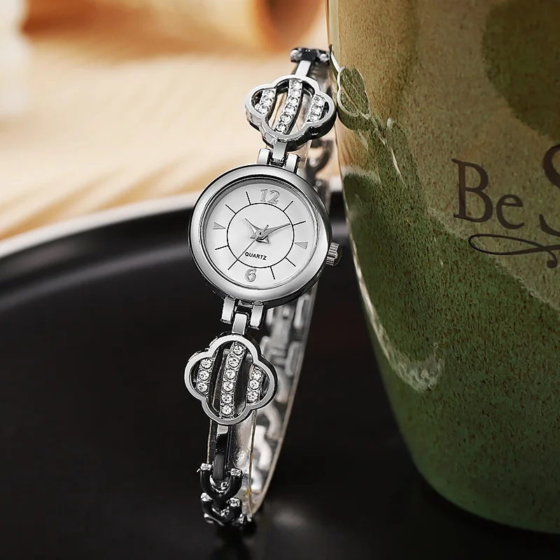 2025 نساء ساعات كلاسيكية عادية حزام جلد ساعة بسيطة السيدات الصغيرة الهاتفي كوارتز ساعات المعصم الفاخرة ساعة المعصم Reloj Mujer