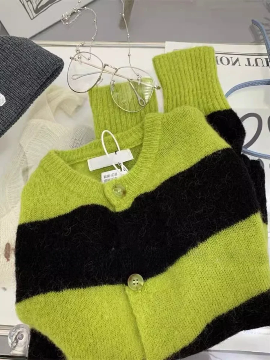 

Stunning Bear Fur Knitted Cardigan een Avocado Stripes Sweater Outerwear Comfortable Loose Fit Warmth for Autumn Winter
