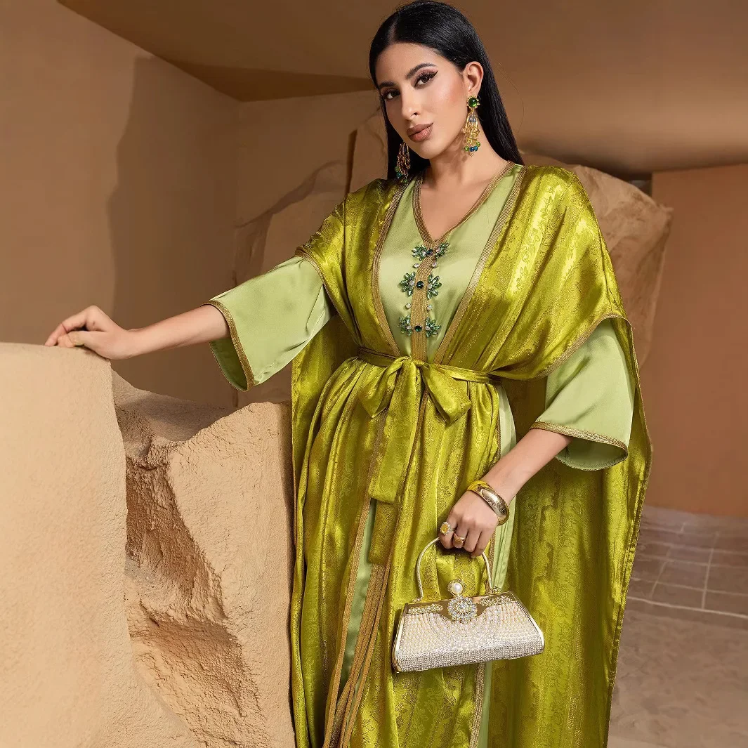 Um novo vestido de festa bordado em ouro de alta qualidade de Dubai, Oriente Médio. É um vestido estilo abaya de duas peças para mulheres