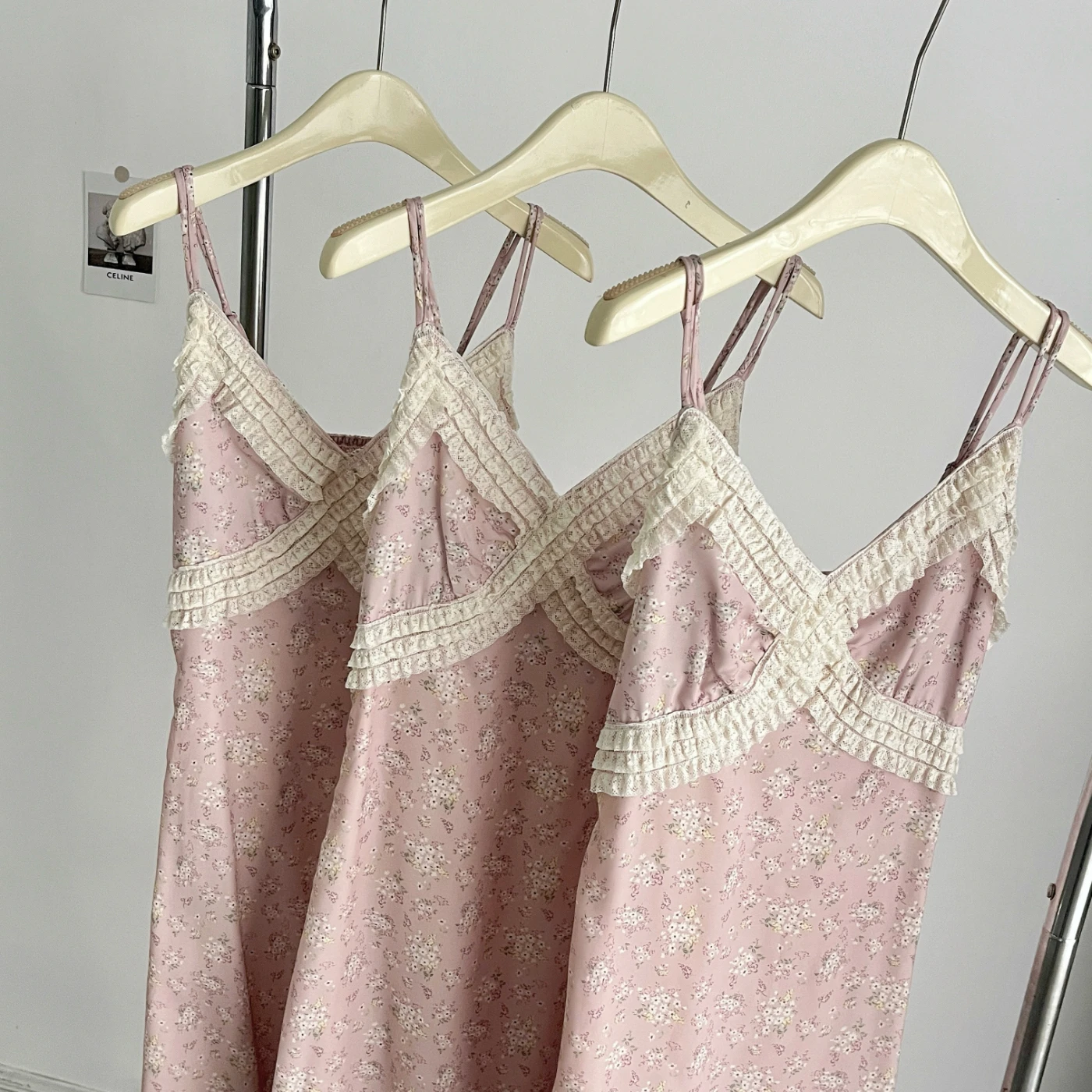 Damska różowa sukienka w kwiaty na co dzień z paskiem bez rękawów francuska elegancka estetyka 2000S sukienka retro długa spódnica odzież 2025 nowość