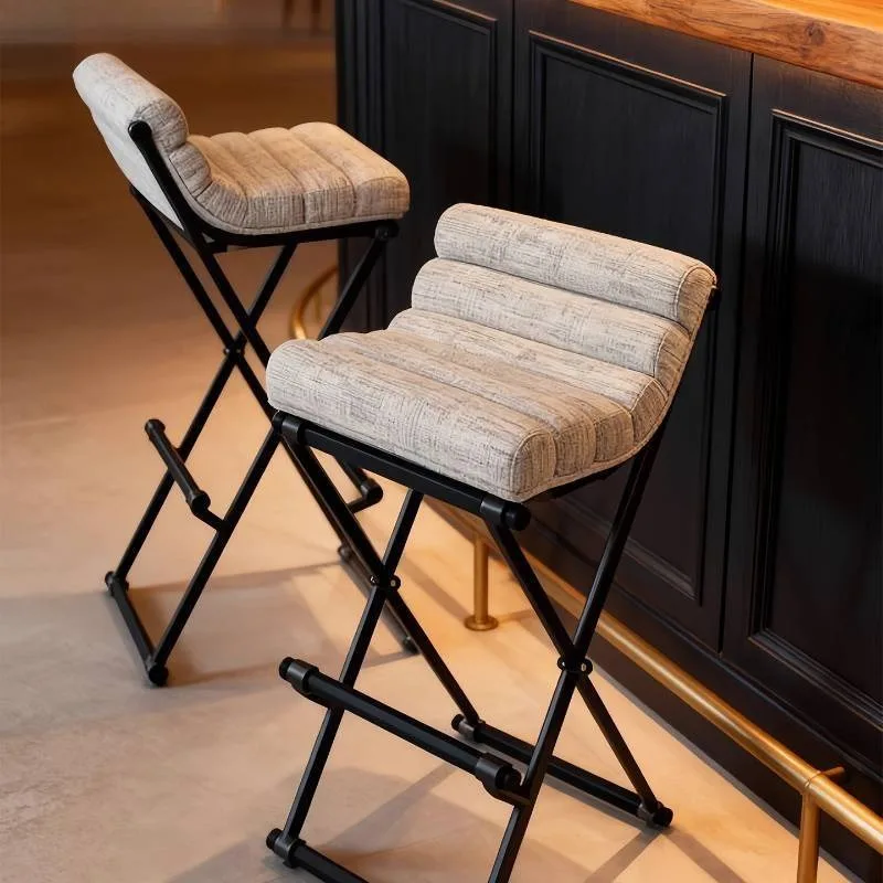 金属製装飾バーチェア 屋外用 曲げられるアイランドオフィスバーチェア 人間工学に基づいたベージュ色のキッチンバーチェア バー家具