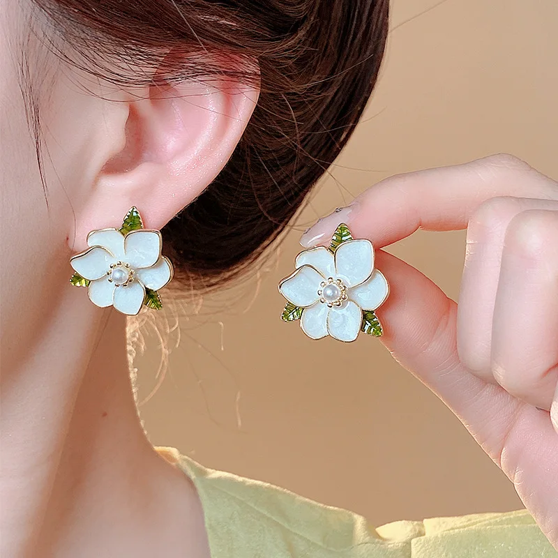 موضة جديدة أقراط زهرة بيضاء للنساء حفلة أنيقة المينا النفط الورقة الخضراء تتفتح الغردينيا وأقراط مجوهرات البتلة #4