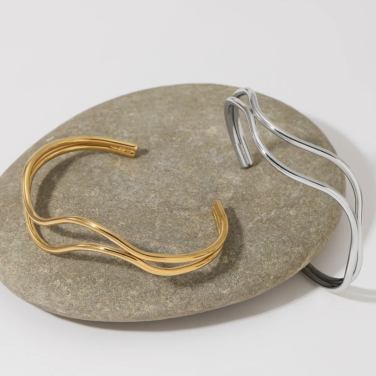Edelstahl-PVD-Armband mit doppeltem Draht, dünnes, flussförmiges Wellenarmband, wasserdicht, gewelltes, geometrisches Manschettenarmband, offen, verstellbar