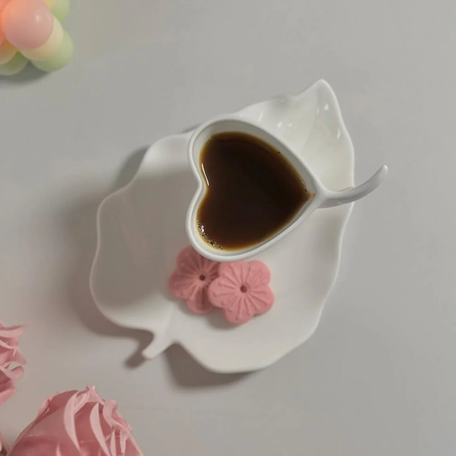 ابدأ يومك على اليمين مع كوب قهوة فاخر وساحر على شكل قلب - المضافة المثالية لمطبخك. التعريفي آي