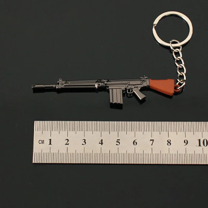 9 سنتيمتر بندقية سلاسل المفاتيح نموذج صغير FN FAL المعادن Keyrings لعبة الأجهزة الطرفية سلاح السيف ملحقات لعبة قلادة الهدايا الحرف