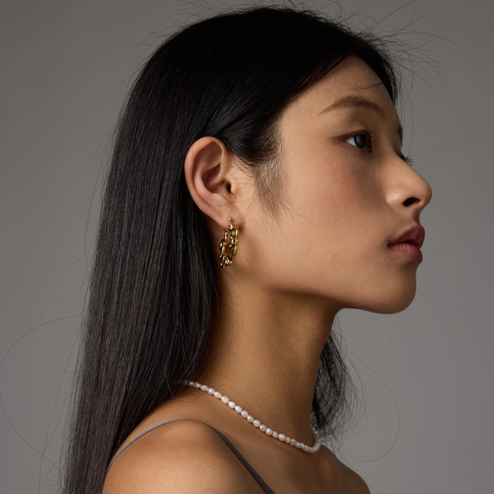 18 Karat vergoldete, gewellte Creolen aus Edelstahl, unregelmäßige, geometrische, klobige Ohrringe mit Strass-Kristallen, Schmuck für Damen – Detail 7