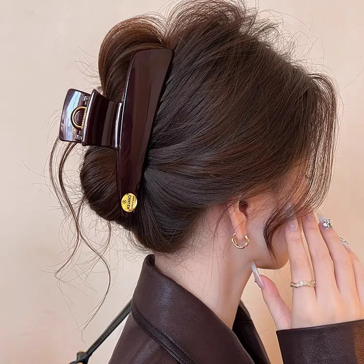 

2025 Новая заколка для волос с золотым логотипом - роскошная заколка с когтями для женщин