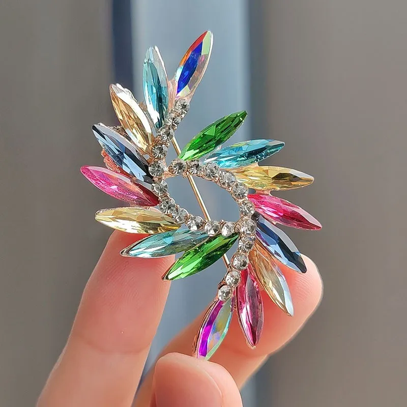 Fashion Colorful Crystal Flower Brooch Pins For Women Clothing Charming Rhinestone Brooches Wedding Party Jewelry Accessories