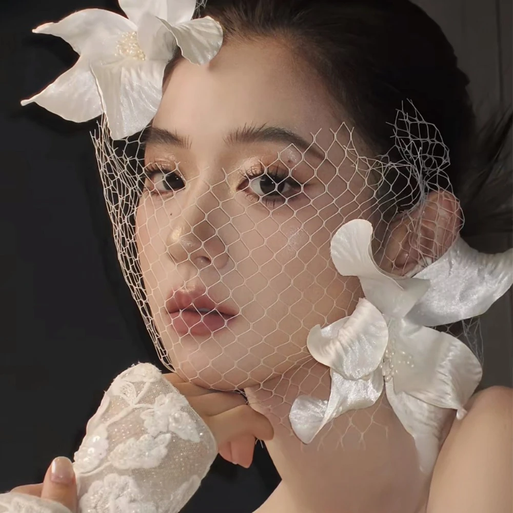 

Elegant Bridal Veil Retro Blusher Veil with Flower Heads Soft Tulle with Cut Edge Marriage Party Wedding Props Ivory