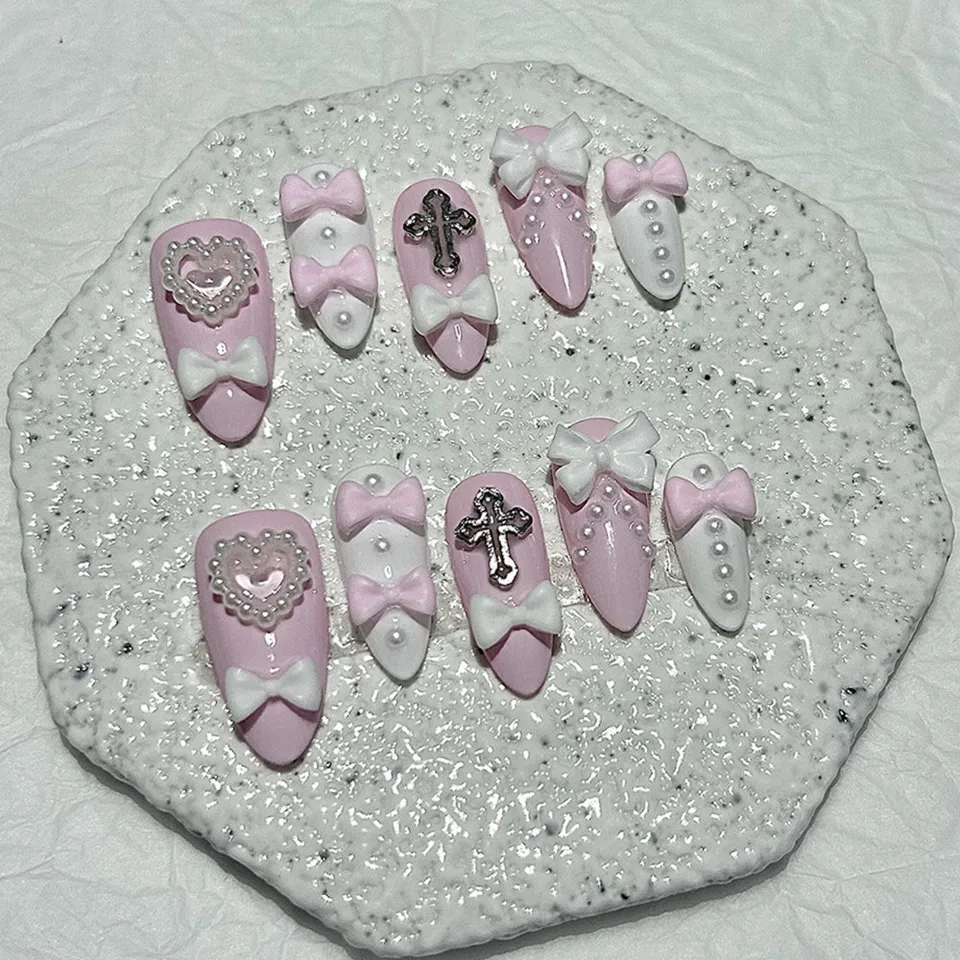 Y2K Gyaru Spice Girls lazo perla rosa blanco almendra uñas postizas hechas a mano corazón cruz Jirai uñas falsas Yami Kawaii arte de uñas 4