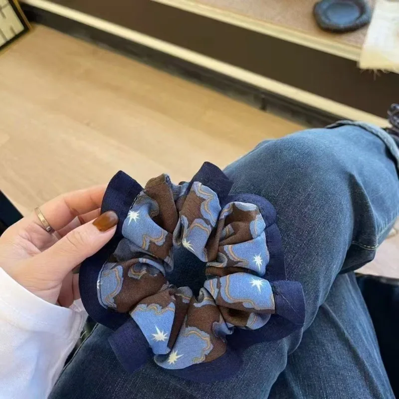 

Набор из 4 винтажных синих резинок для волос с принтом, высококачественные двухслойные плиссированные резинки для женщин, стильные аксессуары для волос, роскошные резинки для волос премиум-класса, новый модный дизайн с цветовыми блоками.