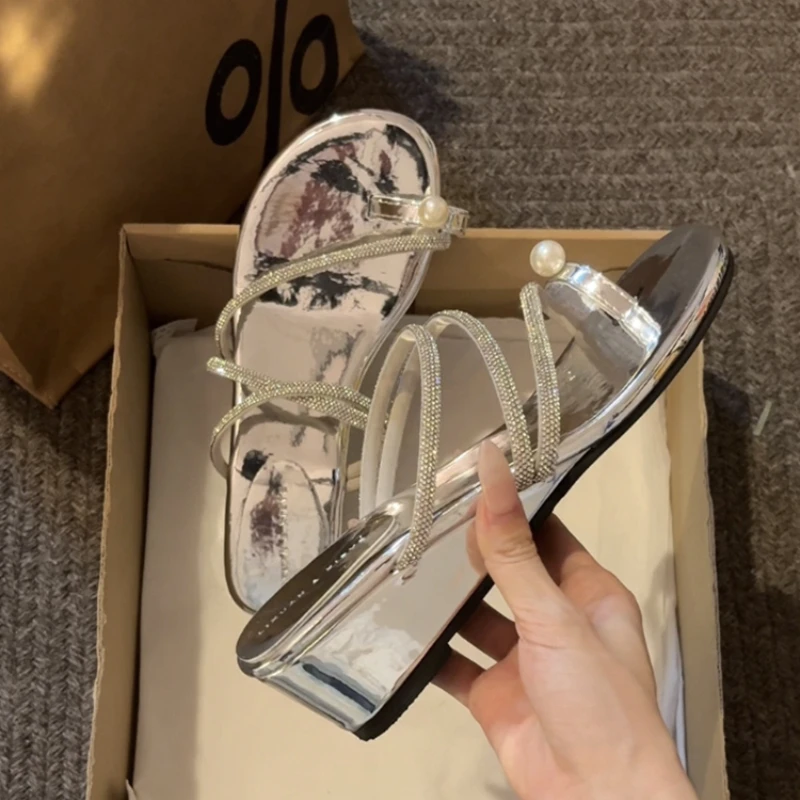 

Летние женские шлепанцы на танкетке с узким ремешком и кристаллами, элегантные пляжные сандалии с открытым носком для отпуска