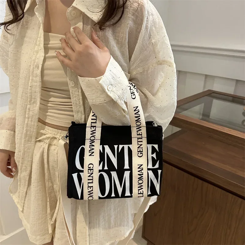 حقيبة كتف نسائية من القماش الفاخر الخفيف 2025 - ريترو - تصميم عصري مطبوع عليه حروف #1