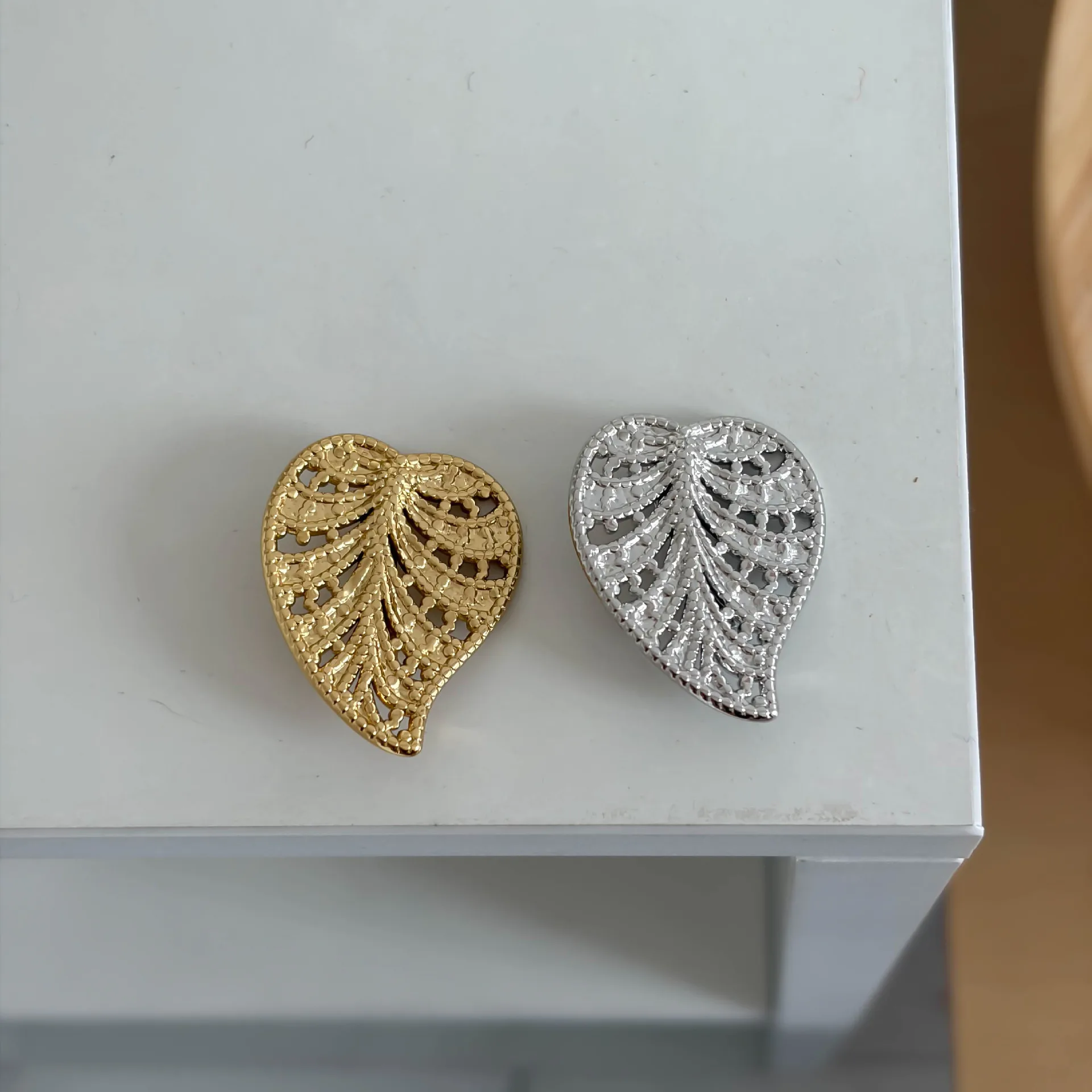 Vintage embossed leaf vein heart-shaped brooch with retro hollow metal leaves, niche and gentle commuting style