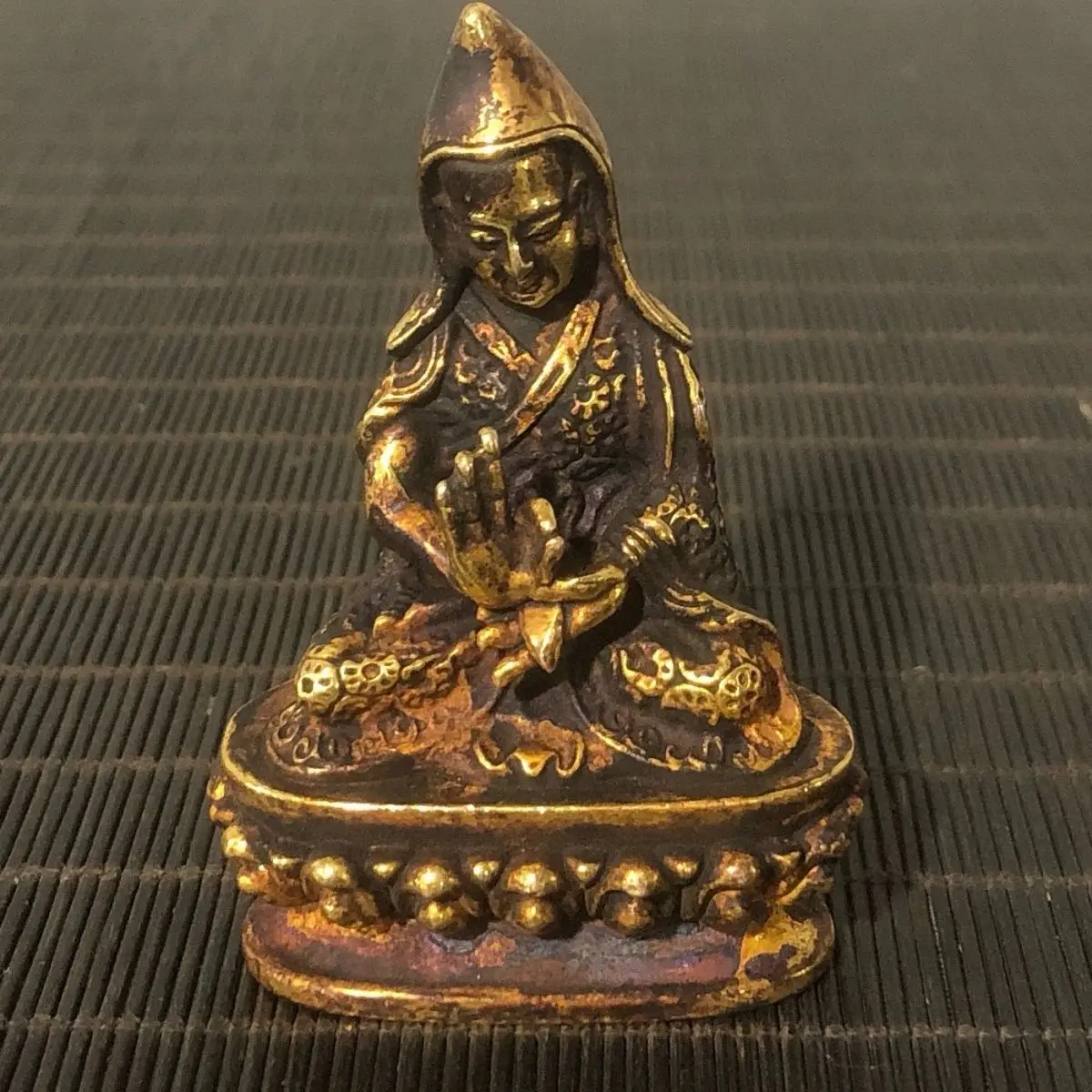 Gilt Tibetan Gelugpa Master Mini Buddha Ornament Decoration Tea Pet Figurines Desk Decor Accessories