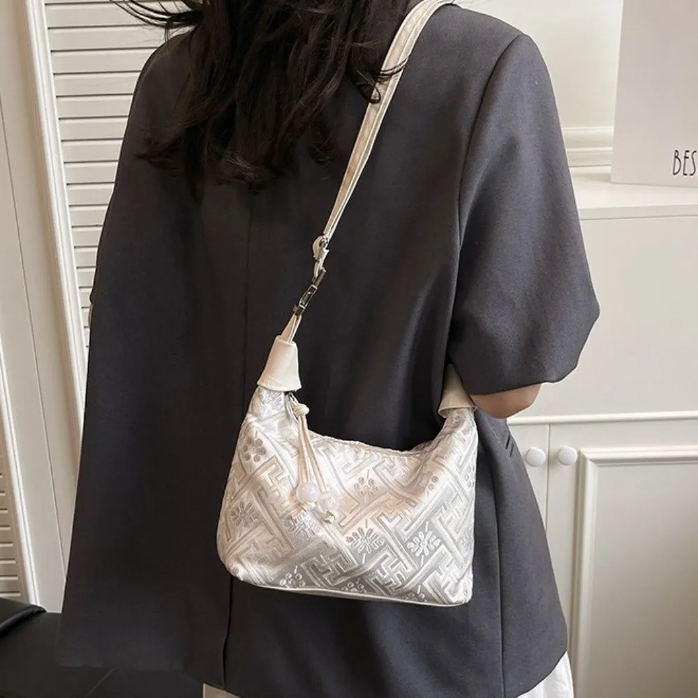 

Elegant Chinese Style Embroidery Handbag Bead Pendant Zipper Closure Cheongsam Bag Small Bucket Canvas Material Dumpling Bag