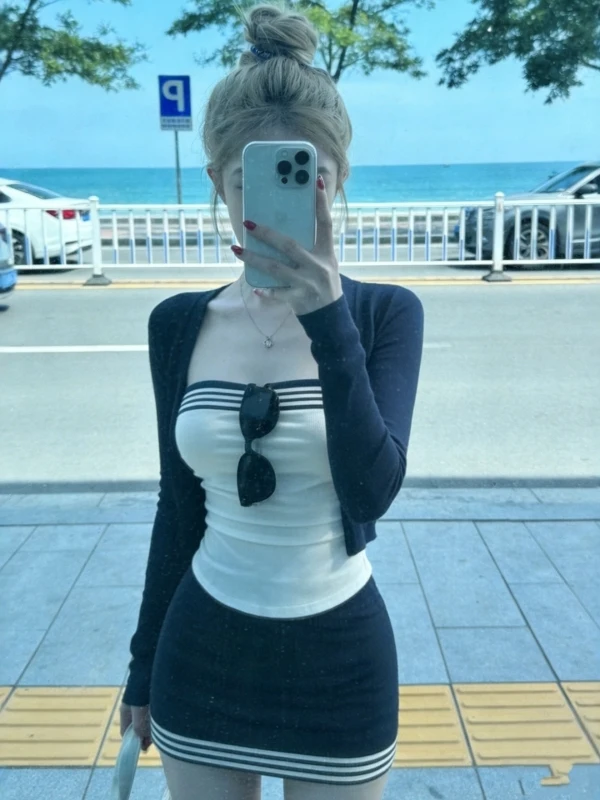 

Корейский комплект из трех предметов в студенческом стиле: топ-бандо, кардиган и полуюбка в полоску с цветовыми блоками, женский летний образ в стиле Pure Desire