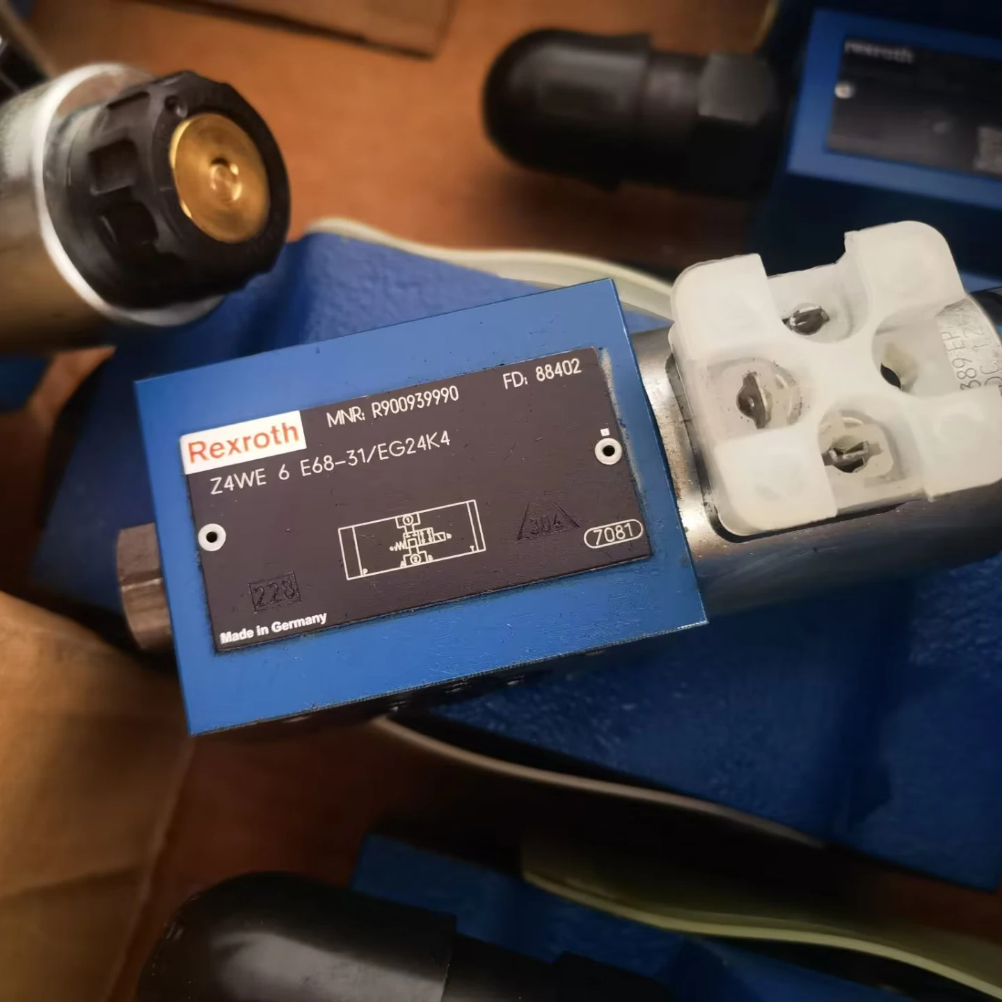 R900939990 Z4WE6E68-3X/EG24K4 Z4WE6E68-31 Z4WE6E68-3X Z4WE6E68 3X/EG24K4 rexr  oth Origin Genuine Valve Made in Germany