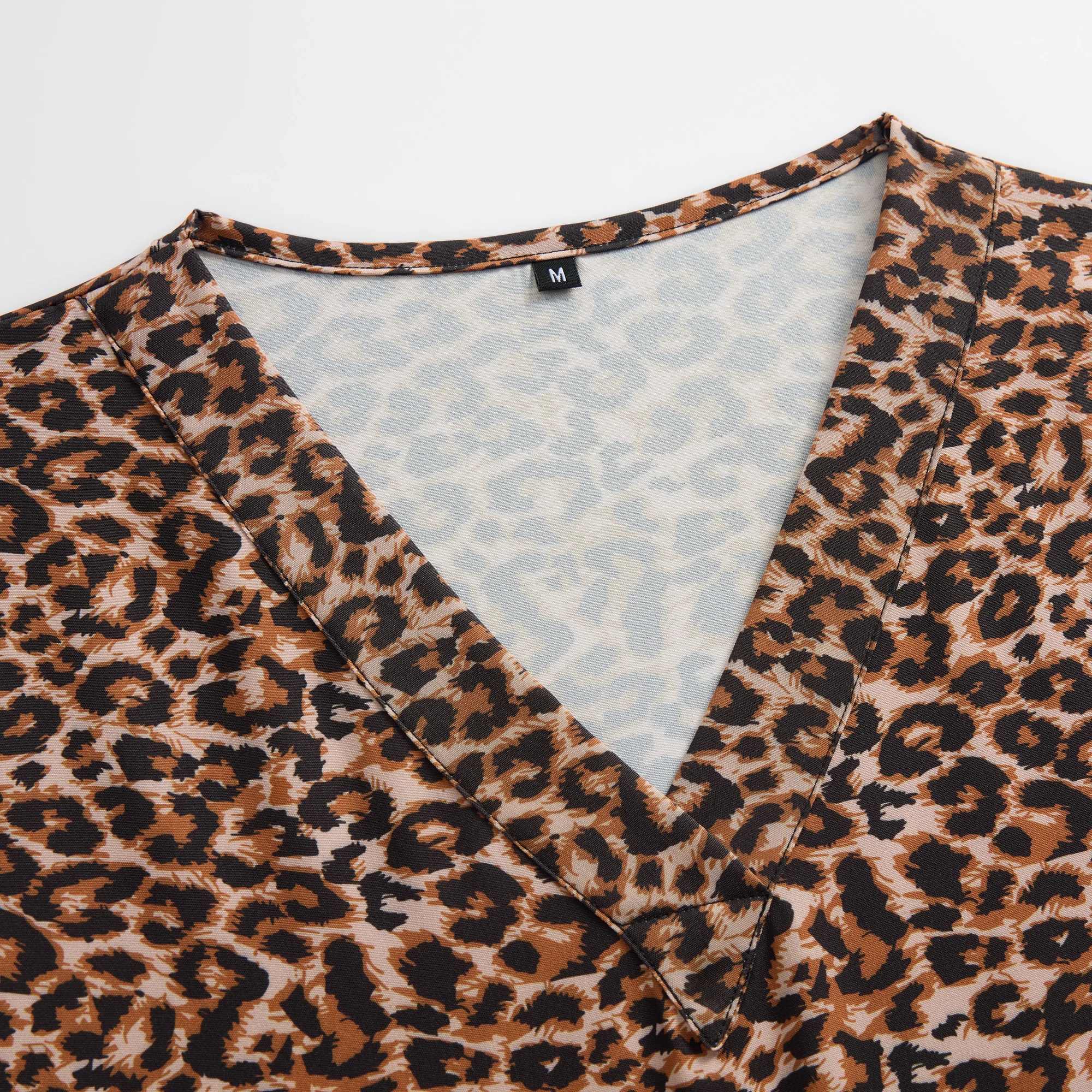 【Fun】Women Scrub Top Leopard Print Stretchy T-shirt Clothing for Nurse Dentist Pre-school Teacher Workwear Surgical Uniform