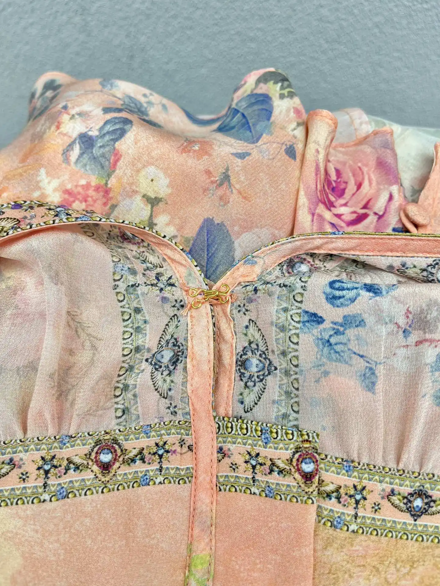 Flor rosa feminino vestido em camadas cristal frisado com decote em v cintura elástica único breasted férias feminino 100% seda mini robe