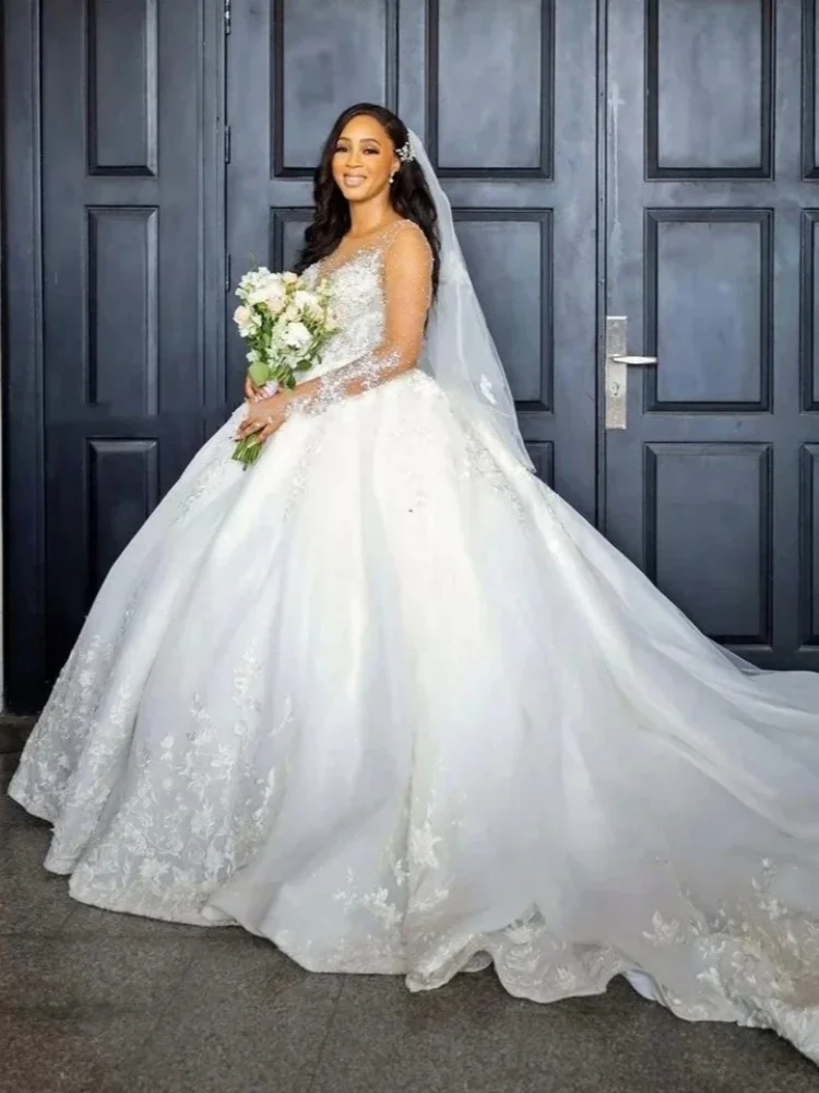 2025 فستان كرة الزفاف الأبيض الفاخر رقبة مستديرة مطرز ملصقات طويلة الأكمام قطار كنس فستان الزفاف التخصيص