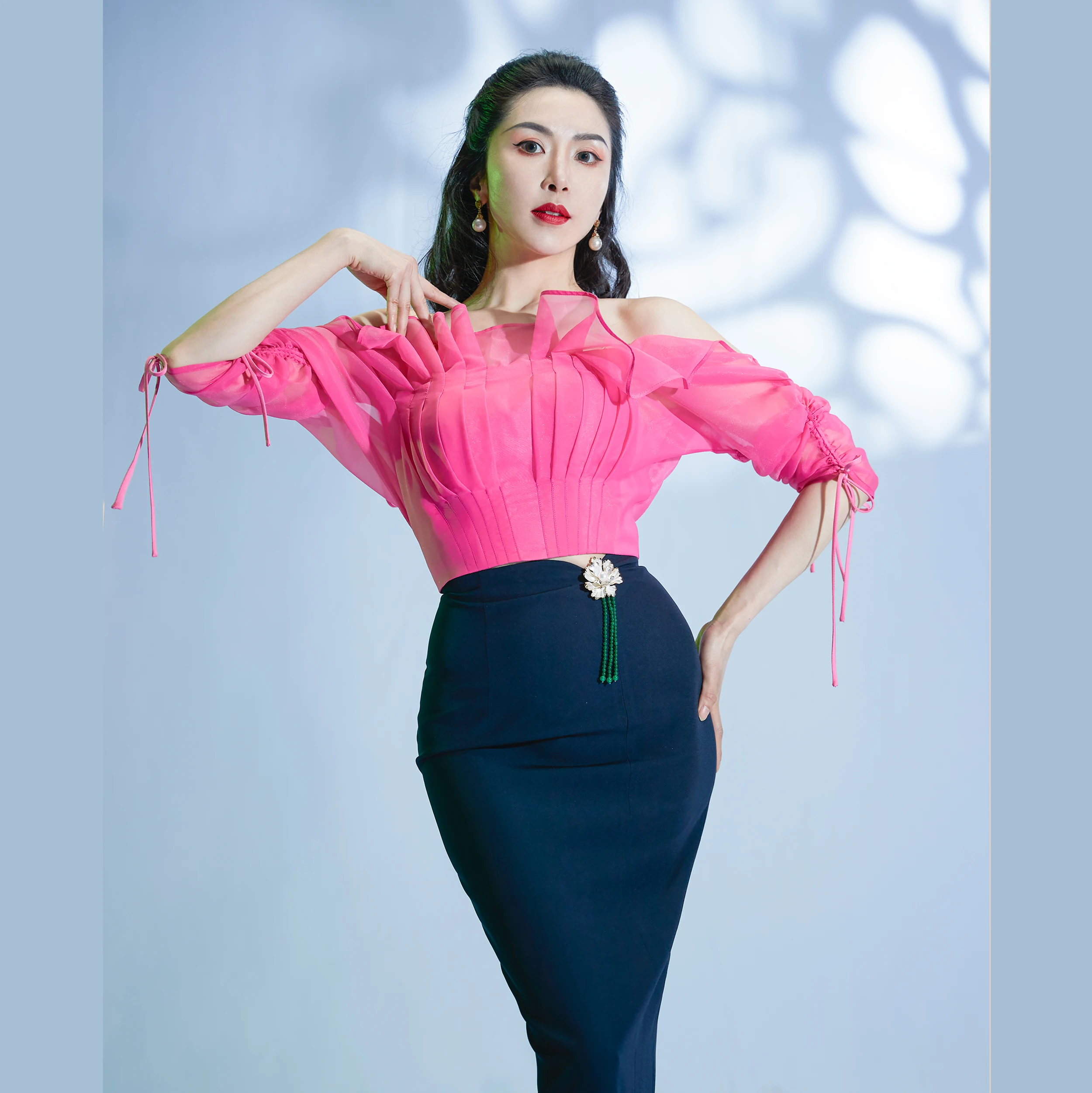 

Модная асимметричная юбка-карандаш с высоким разрезом и драпированным лифом на завязках, коллекция Lead Engli, лето 2023