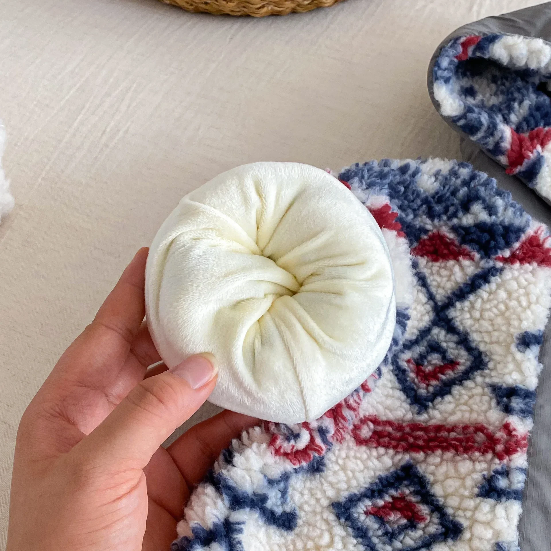 سترة شتوية بغطاء للرأس للأولاد مبطنة بالصوف معطف دافئ للأطفال ملابس خارجية عصرية مع بطانة سميكة ونمط عتيق