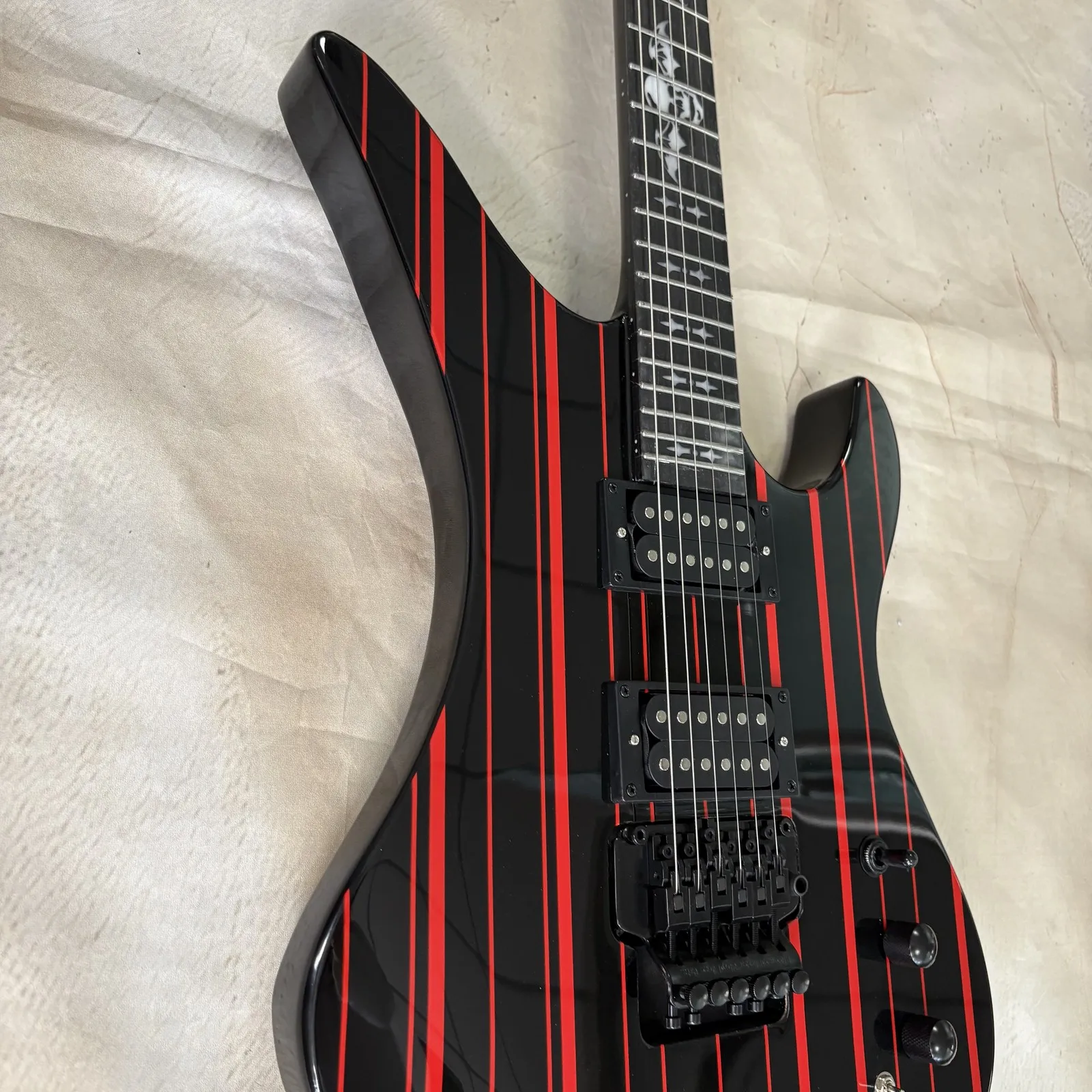 

Гитарный гриф из палисандра с головой быка и красными полосками 2025 года