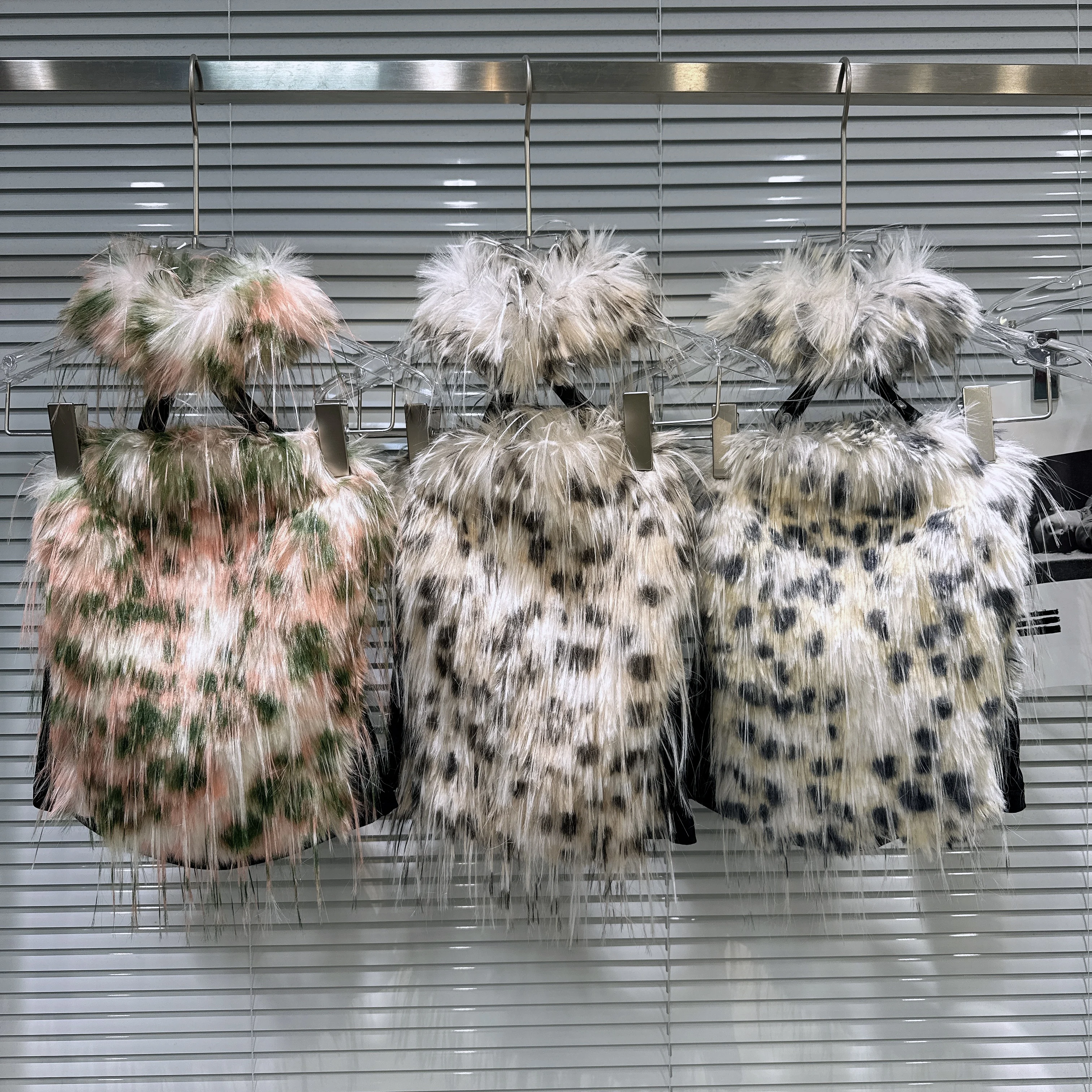 

Зима 2025 года, новинка, сексуальная горячая девушка с леопардовым принтом, экологически чистый меховой лоскутный топ с открытой спиной и лямкой на шее для женщин