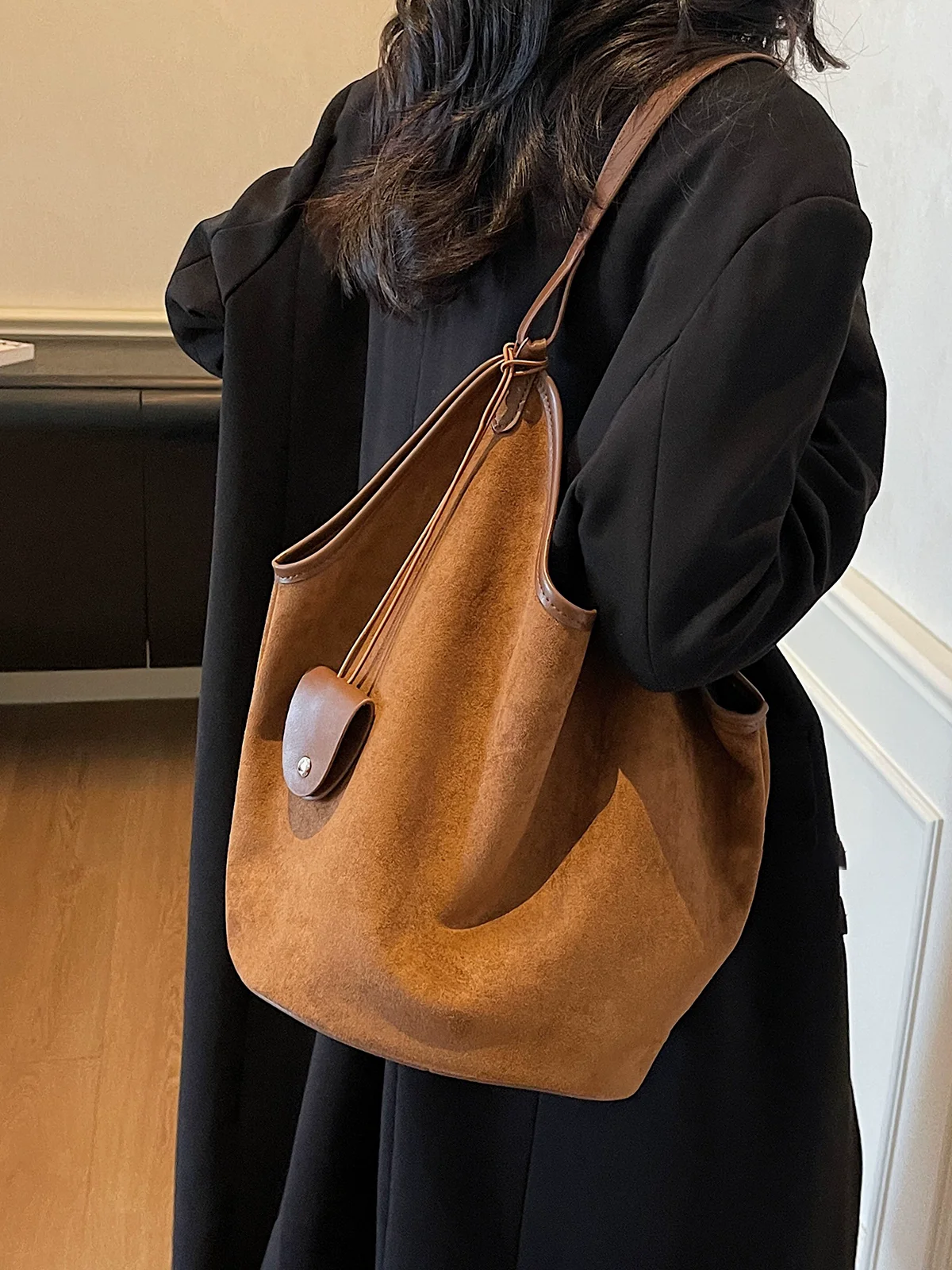 

Замшевая сумка большой вместимости в стиле ретро для женщин, новинка 2025 года, повседневная мягкая искусственная бархатная сумка на плечо для поездок на работу, сумка-тоут в ленивом стиле с кошельком