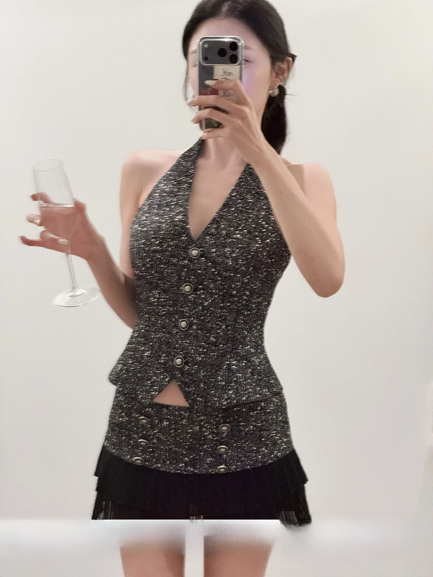 

Hydrae Xi1Ying Women's Slim Fit Backless Neck Hanging Sequin Vest Spring Fashionable Sleeveless Baring Back Top