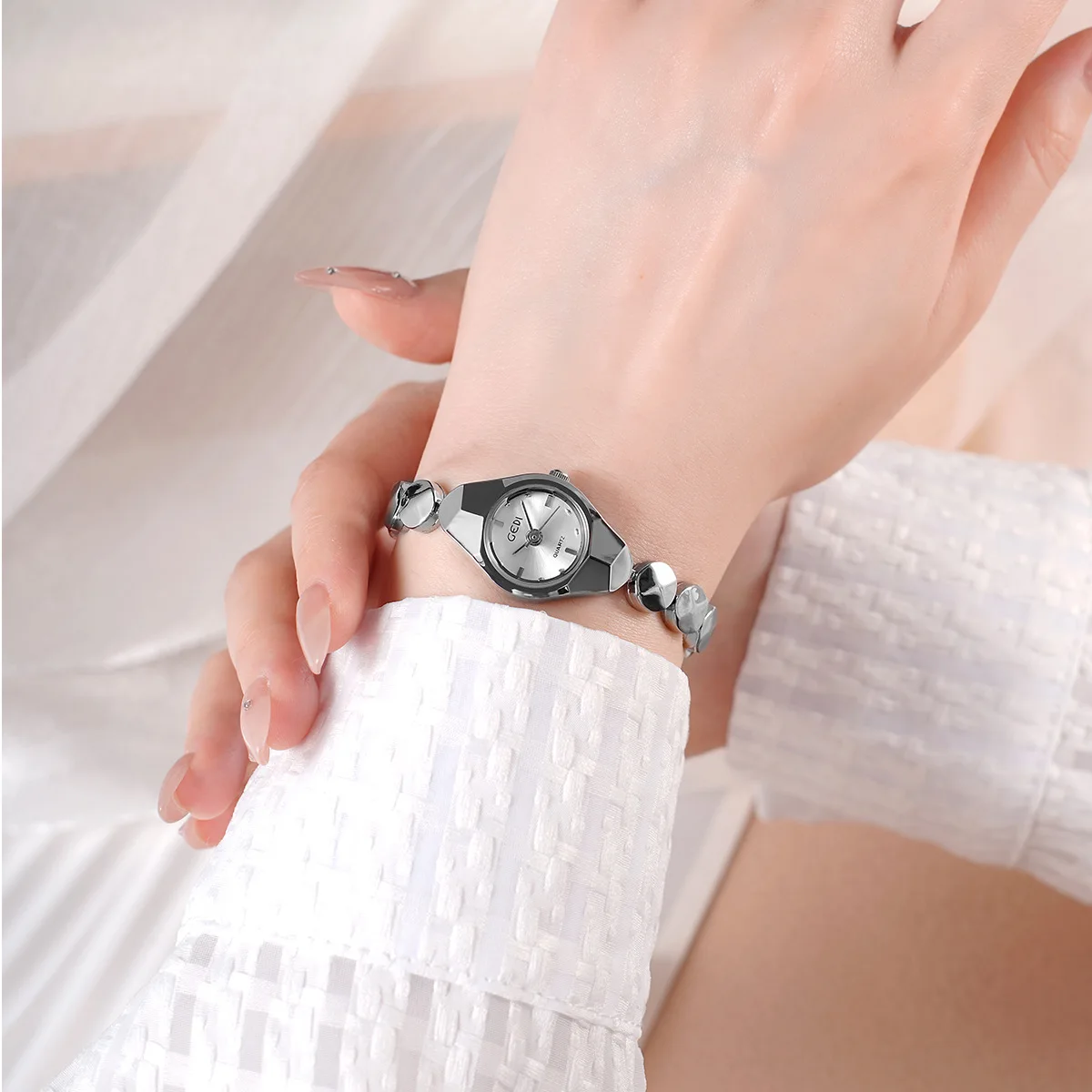 Exquisite small round dial fashionable high-end versatile bracelet watch waterproof ladies quartz watch