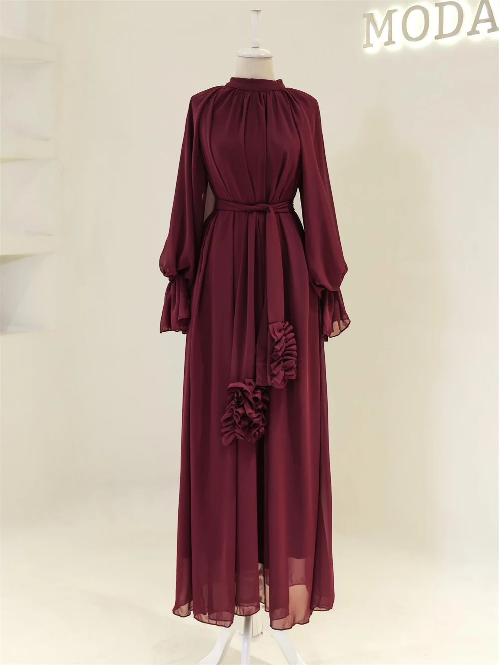 فستان سهرة مخصص من Contessa فستان حفلة موسيقية أنيق رومانسي من الشيفون ثوب رسمي برقبة عالية وأكمام طويلة بحزام مع تفاصيل كشكش