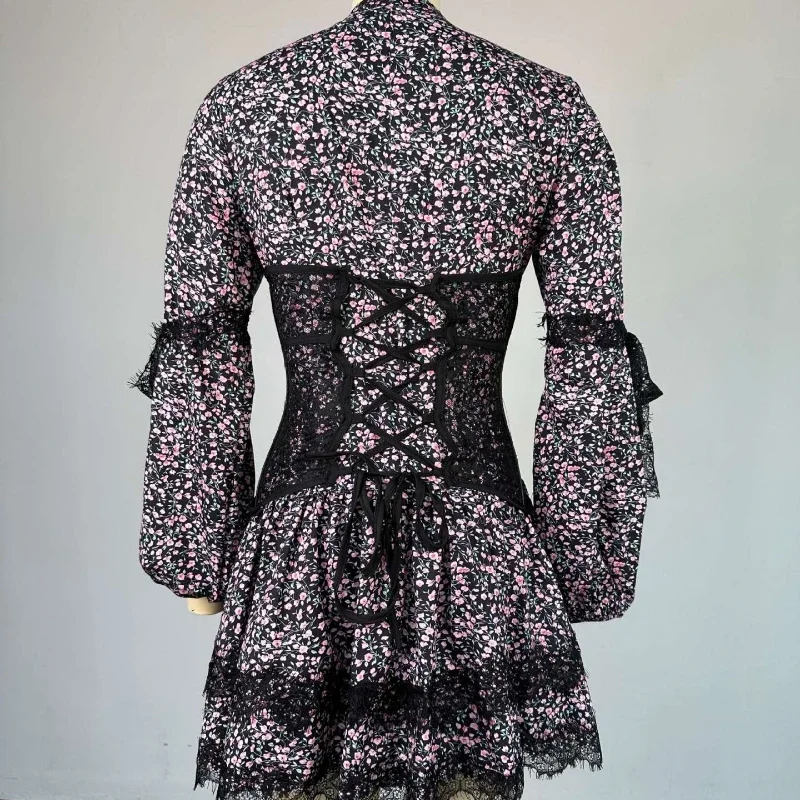 Mini abiti in pizzo stampato con scollo a V Mini abito da donna con volant alla moda a vita alta con fasciatura sottile estiva corta per festa di compleanno