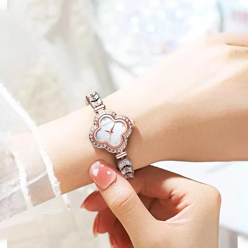 ساعة KUNHUANG النسائية كاجوال عصرية على طراز البرسيم كوارتز