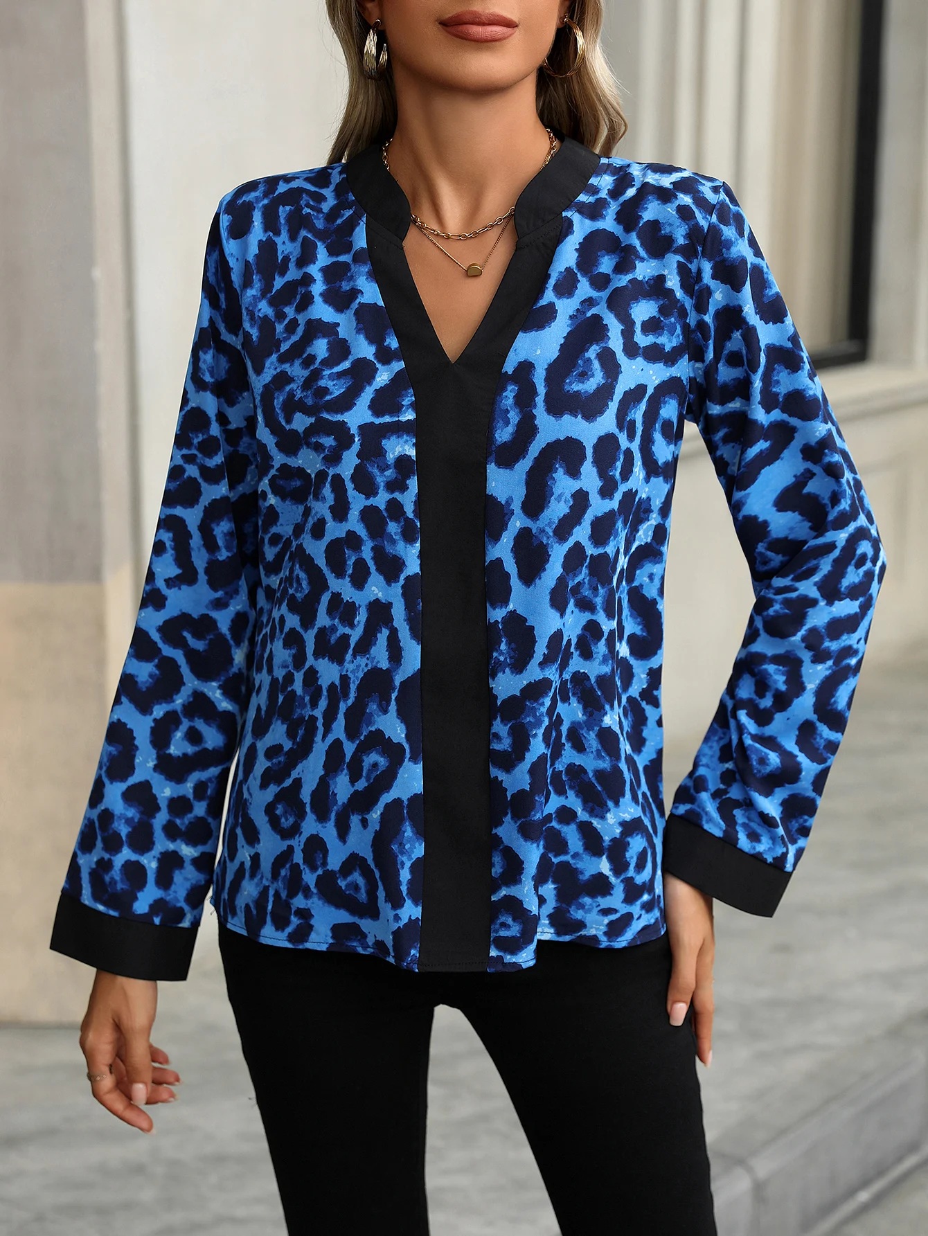 European and American women\'s fashionable and elegant V-neck contrasting leopard print shirt