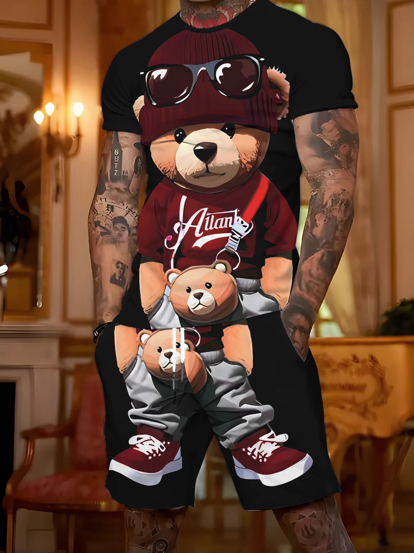 

Повседневная универсальная одежда для мальчиков. Черно-красная модная футболка и шорты с принтом медведя. Удобный комплект из двух предметов для выхода на выход.