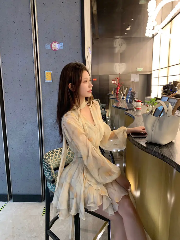 Chiffon-Kleid mit V-Ausschnitt und Puffärmeln, langärmelig, für den Sommer, taillierter, unregelmäßiger, kurzer Rock mit gelbem Blumenmuster