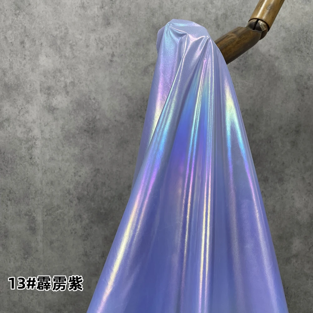 紫色のグラデーション光沢生地 光沢のある防水PUレザー ホットスタンプ加工 縫製ステージ衣装 おしゃれなスカートとパンツ生地